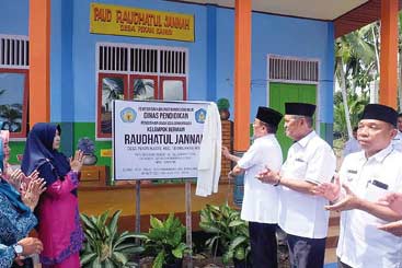 DIRESMIKAN: Penggunaan Gedung PAUD Raudhatul Jannah diresmikan oleh Bupati Inhil HM Wardan, Rabu (9/1/2019). (HUMAS PEMKAB INHIL).