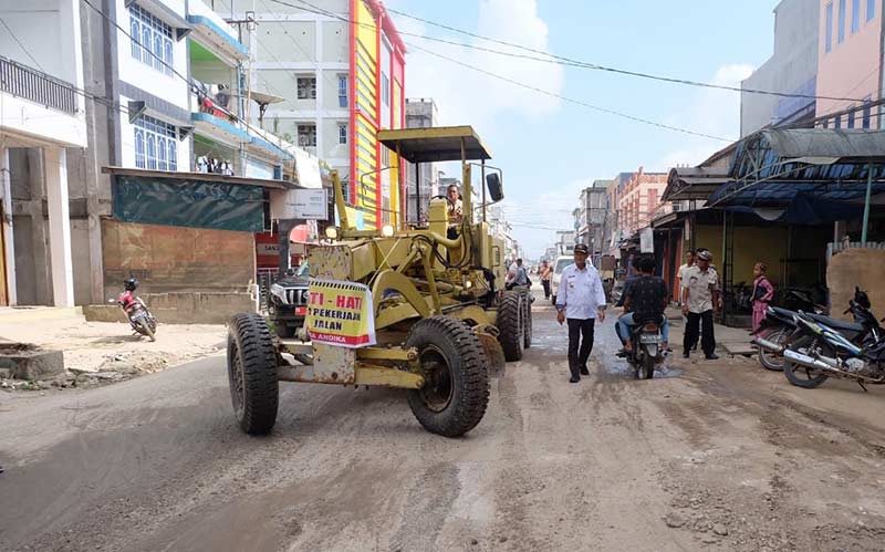 PERBAIKAN JALAN: Wabup Inhil H Syamsuddin Uti meninjau penimbunan sejumlah ruas jalan yang rusak di dalam Kota Tembilahan, baru-baru ini.