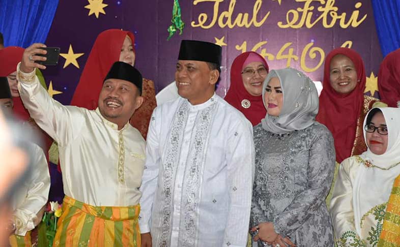 Swafoto: Bupati Kampar Catur Sugeng Susanto berswafoto bersama Kapolda Riau Irjen Pol Widodo Eko Prihastopo, saat bersilaturahmi Idulfitri, baru-baru ini.(HUMAS PEMKAB KAMPAR)