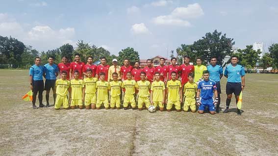 FOTO BERSAMA: Pemain PPLP Dispora Riau foto bersama pemain Riau Pos Erdeka FC sebelum bertanding di lapangan Baterai P Panam Pekanbaru, baru-baru ini. PPLP Dispora Riau gagal ke posisi tiga usai dikalahkan PTPN V di laga terakhir, Sabtu (25/8/2018).
