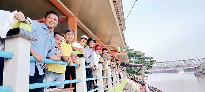 Plt Bupati Kuansing Drs H Suhardiman Amby AK MM bersama sejumlah anggota DPRD Kuansing menyaksikan jalannya perpacuan jalur hari kedua iven kebudayaan Pacu Jalur Rayon II dari tribun VIP pancang finis Tepian Lubuak Sobae Baserah, Kecamatan Kuantan Hilir,