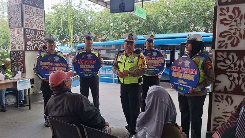 Satlantas Polresta Pekanbaru menyampaikan pesan keselamatan berlalu lintas dan mengajak masyarakat untuk ciptakan pemilu damai 2024 di salah satu pusat perbelanjaan di Jalan Sudirman, Pekanbaru, Sabtu (30/12/2023).