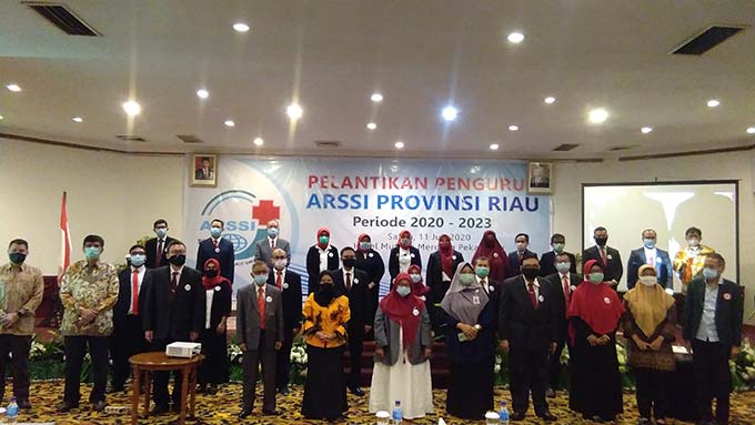 Pengurus ARSSI Provinsi Riau foto bersama saat pelantikan di Hotel Mutiara Merdeka, Pekanbaru, Sabtu (11/7/2020). MUJAWAROH ANNAFI/RIAU POS