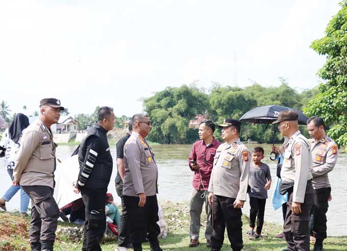 Kapolres Kampar AKBP Didik Priyo Sambodo SIK pimpin langsung  pengamanan Balimau Kasai di Sungai Kampar Pulau Langgini, Kecamatan Bangkinang, Kabupaten Kampar, Rabu (22/3/2023).