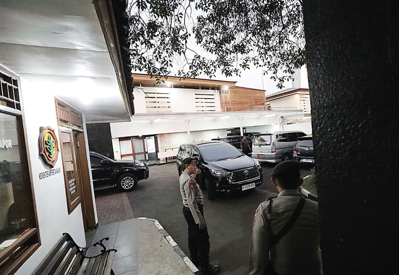 Petugas kepolisian dari KPK berjaga di rumah dinas Menteri Pertanian Syahrul Yasin Limpo di Kompleks Menteri, Jakarta, Kamis (28/9/2023).