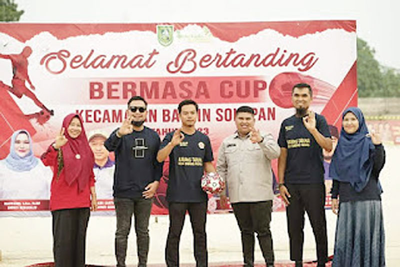 Camat Bathin Solapan Muhammad Rusydy MR, foto bersama usai membuka Turnamen Mini Soccer Karang Taruna Cup antar RW/RT se-Desa Simpang Padang, di Lapangan Sepak Bola, Desa Simpang Padang, Kecamatan Bathin Solapan, akhir pekan lalu.