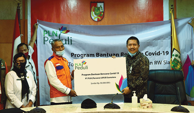 GM PLN UIP3BS Nur Wahyu Dhinianto (kanan) menyerahkan bantuan kepada Wakil Wali Kota Pekanbaru H Ayat Cahyadi SSi, Rabu (20/5/2020).