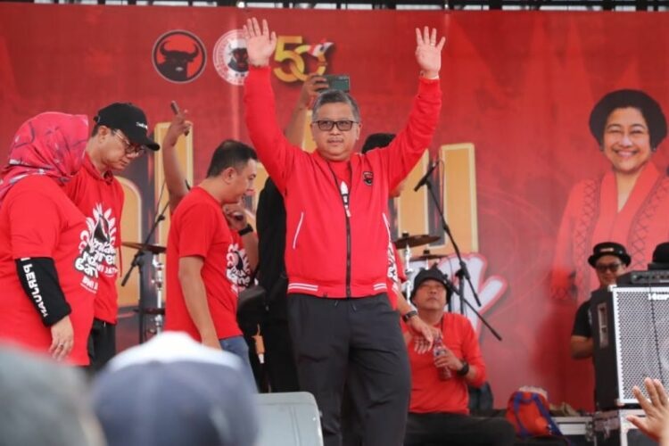 Sekjen PDIP Hasto Kristiyanto usai melantik ketua BMI Jawa Timur di Gedung Kesenian Ponorogo, Ahad (26/2/2023).