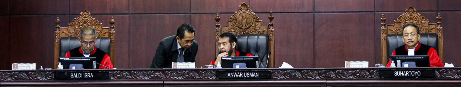 Ketua Majelis Hakim Mahkamah Konstitusi (MK) Anwar Usman (tengah) bersama Hakim Konstitusi Saldi Isra (kiri) dan Suhartoyo (kanan) memimpin jalannya sidang putusan permohonan uji materi pasal dalam UU Nomor 7 tahun 2017 tentang Pemilu di Gedung Mahkamah K