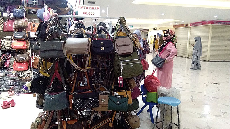 BELANJA: Sejumlah pengunjung berbelanja di area lantai dasar Plaza Sukaramai Trade Centre (STC) Pekanbaru, Jumat (4/12/2020).(PRAPTI DWI LESTARI/RIAUPOS.CO)