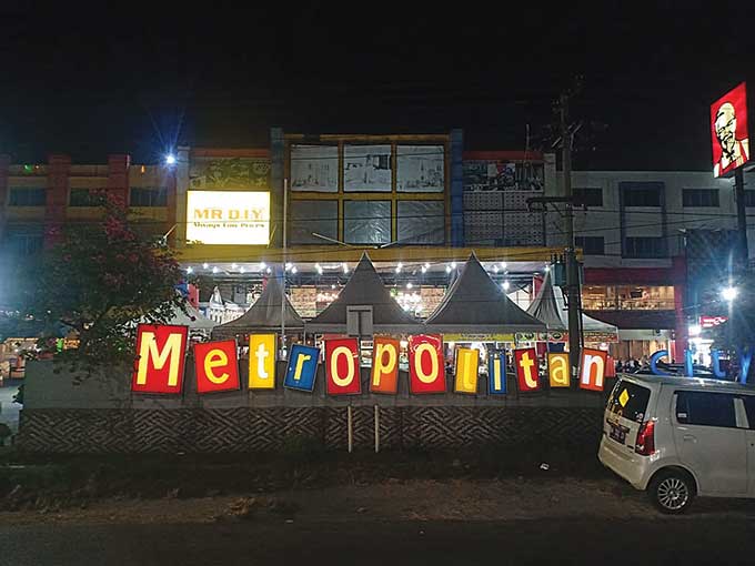 Metropolitan City Pekanbaru tetap beroperasi di malam hari, baru-baru ini.