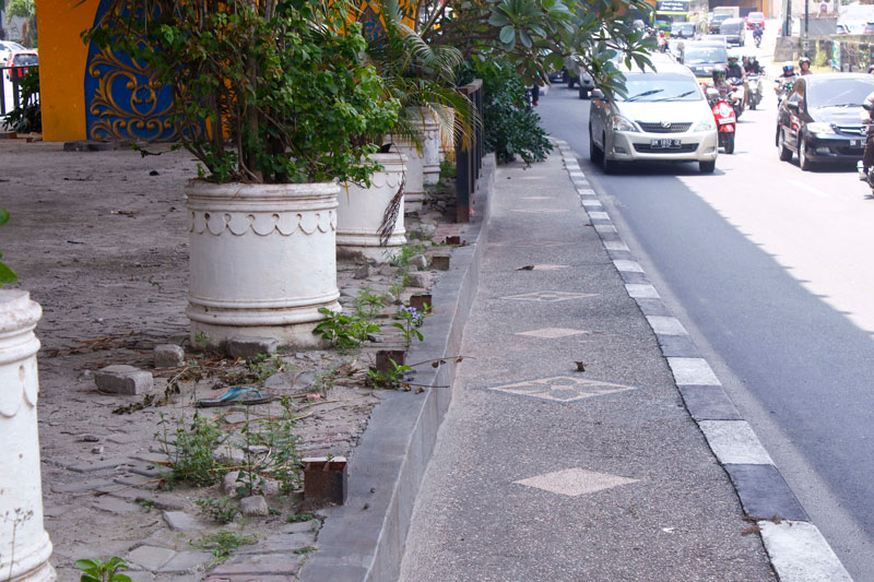 Kondisi pagar besi pembatas taman di bawah flyover Jalan Jenderal Sudiram simpang Jalan Imam Munandar yang hilang, Ahad (17/9/2023). Hilangnya pagar pembatas ini diduga disebabkan dicuri orang yang tidak bertanggung jawab. Beberapa fasilitas publik di Kot