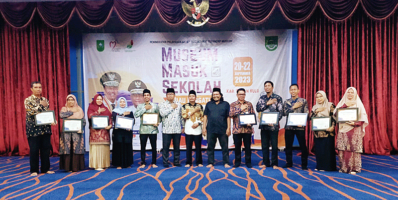 Kepala Disbud Riau Raya Yoserizal Zen yang diwakili Sarimin foto bersama dengan sejumlah kepala sekolah usai menyerahkan sertifikat atas partisipasi ratusan siswa dan guru pendamping mengikuti sosialisasi program Musem Masuk Sekolah (MMS) di Convention Ha