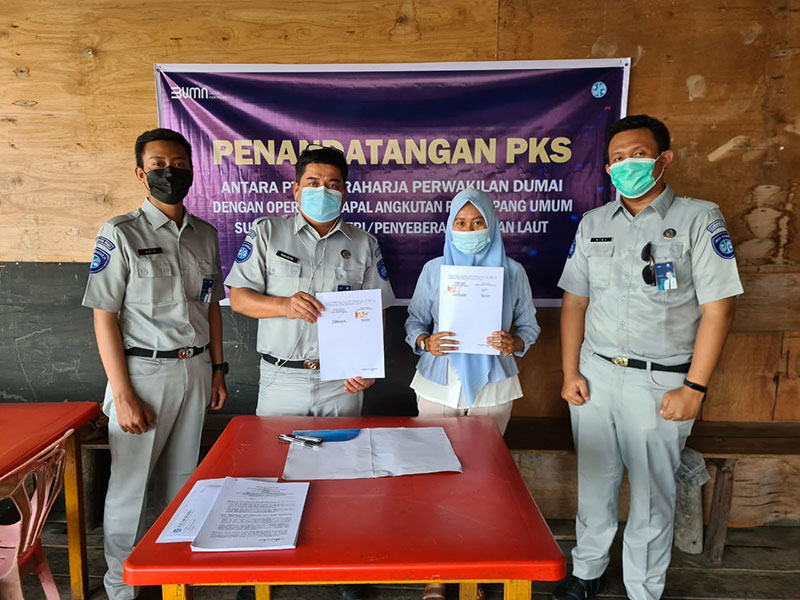 Kepala Kantor Perwakilan PT Jasa Raharja (Persero) Dumai, Rudi Elfis dan agen penjual tiket, Desi Yulman foto bersama usai menandatangi MoU, Kamis (22/4/2021).