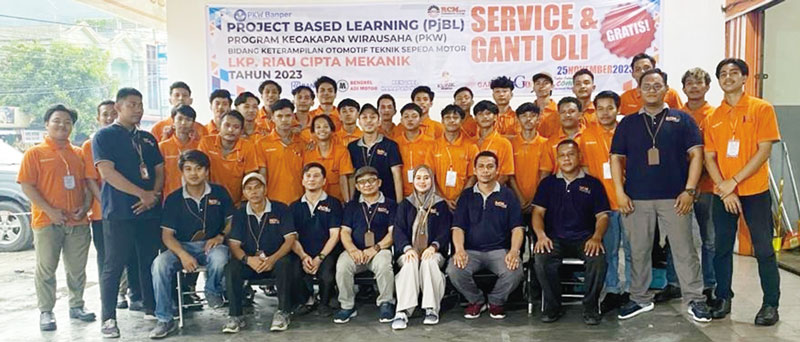 Direktur LKP RCM Amiruddin M Amin SE MM (duduk empat kanan), staf, instruktur foto bersama peserta didik Program Kecakapan Wirausaha (PKW) usai menggelar service dan ganti oli gratis 100 motor, sekaligus menandai berakhirnya kegiatan pembelajaran baik sec