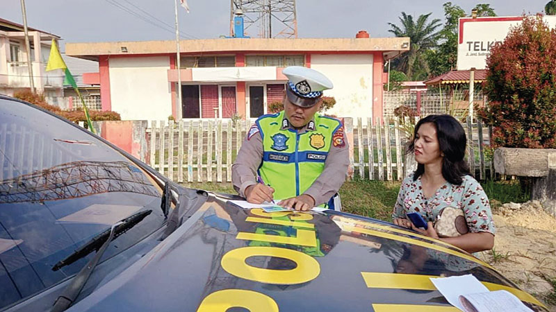 Anggota Satlantas Polres Inhu melakukan penilangan kepada pengendara kendaraan bermotor akibat tidak mematuhi aturan lalu lintas pada pelaksanaan Operasi Zebra Lancang Kuning (LK), Rabu (6/9/2023).