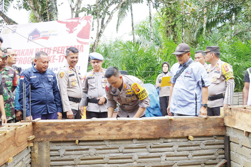 Kapolres Inhu AKBP Dody Wirawijaya SIK didampingi sejumlah pejabat saat peletakan batu pertama bedah rumah milik Arman (60), warga Desa Bandar Padang, Kecamatan Seberida, Kamis (14/12/2023).