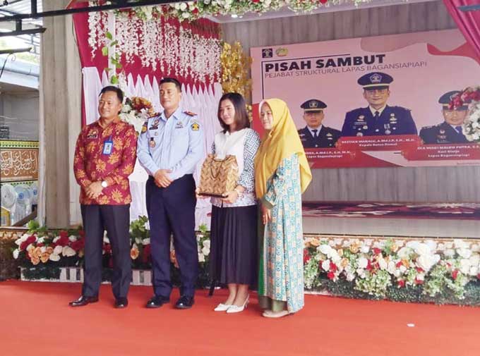 Kalapas Bagansiapiapi Wachid Wibowo foto bersama Kalapas Dumai Bastian Manalu usai kegiatan pisah sambut pejabat struktural di Bagansiapiapi, Sabtu (21/1/2023).