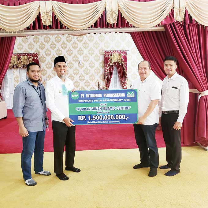 Manager Corporate Affair Musim Mas Group Yuandy didampingi General Affair PT IBP Yunus menyerahkan CSR pembangunan Dumai Islamic Center kepada Wali Kota Dumai H Paisal SKM MARS di rumah dinas Wali Kota Dumai, Jalan Putri Tujuh, Kota Dumai, Kamis (24/3/202