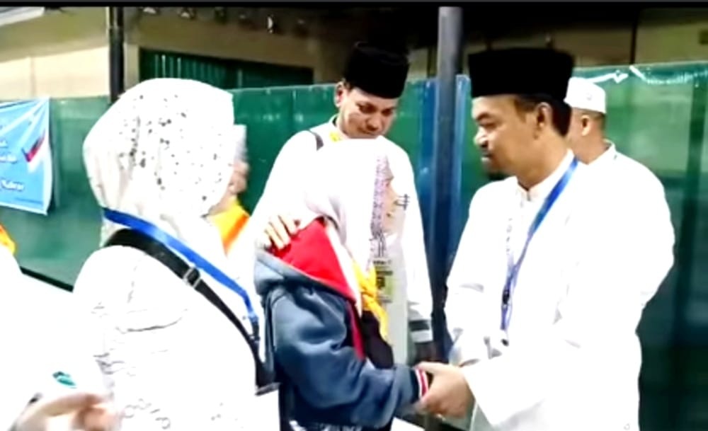 Kakan Kemenag Rohul H Zulkifli Syarif SAg MPdI saat melepas keberangkatan Ibunda tercinta, Asiah binti Mudah Dugo yang tergabung dalam JCH Kloter 12 BTH ke tanah suci bertempat di Asrama Haji Antara Pekanbaru, 31 Mei 2023 lalu.