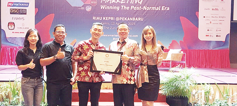Direktur Sunliland, Sunarto (tengah)  didampingi  Peng Suyoto (dua kiri), dan Lina Suyoto (kiri) meraih penghargaan Industry Marketing Champion of The Year Riau 2023 sebagai Marketing of The Year yang diberikan oleh MarkPlus Inc pada Kamis (10/8/2023) di