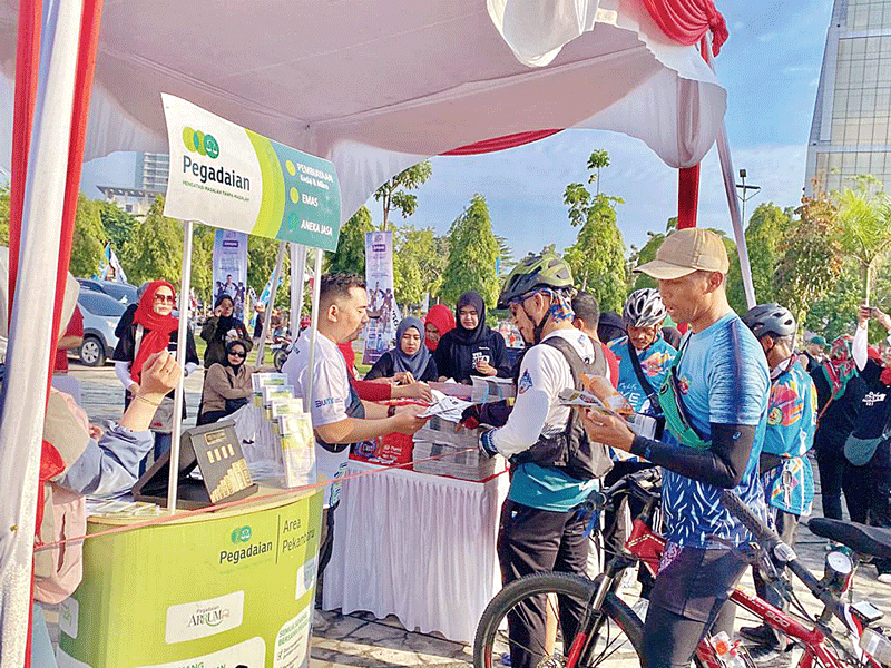 Peserta Gowes Merdeka mengunjungi stan Pegadaian di area Halaman Kantor Gubernur Riau, Ahad (20/8/2023).