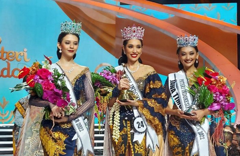 Laksmi Shari De Neefe Suardana (tengah) dinobatkan sebagai Puteri Indonesia 2022 di Plenery Hall, Jakarta Convention Center, Jumat (27/5/2022) malam.