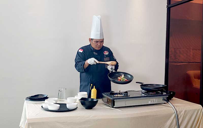 Humas MCA Chef Sunarto melakukan atraksi live cooking menu olahan ikan dori di Kangen 49 Coffeeshop Jalan Sultan Syarif Kasim Pekanbaru, Sabtu (8/10/2022).Â 