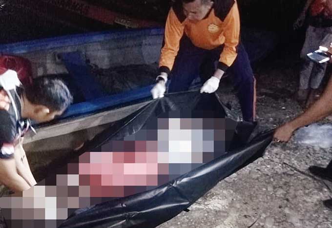 Petugas saat mengevakuasi jasad korban Muhamad Gufron dari sungai di Kampung Minas Barat, Kecamatan Minas, Kabupaten Siak,  Rabu (15/3/2023).