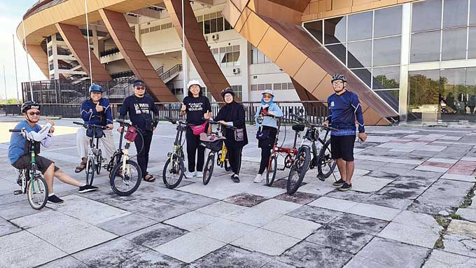 Anggota komunitas Kagama Riau Gowes foto bersama usai gowes di Stadion Utama Riau, beberapa waktu lalu.