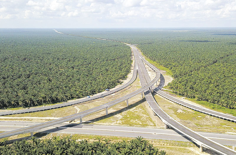 Jalan Tol Trans Sumatera membelah perkebunan sawit di kawasan simpang susun ruas jalan Tol Pekanbaru-Dumai-Medan yang diharapkan jadi roda penggerak ekonomi dan pariwisata di Sumatera. Foto diambil pada Rabu (8/7/2020).DEFIZAL/RIAUPOS.CO)