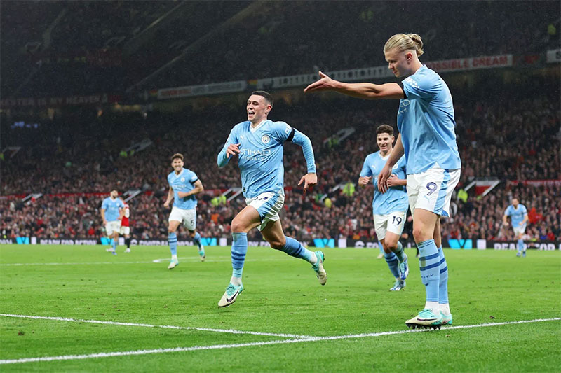 Phil Foden & Erling Haaland saat melakukan selebrasi gol ketiga ke gawang Manchester United dalam lanjutan Premier Leagu Inggris di Old Trafford, Manchester, Ahad (29/10/2023) malam WIB.Â 