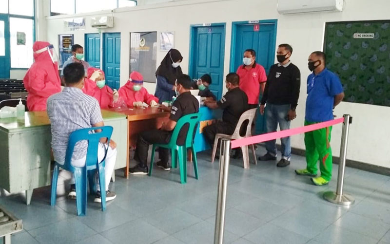 Masyarakat sedang melakukan rapid test di Selatpanjang, beberapa waktu lalu. (WIRA SAPUTRA/RIAUPOS.CO)