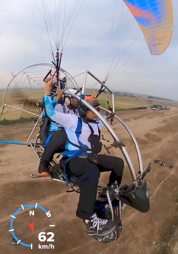 Atlet paramotor Riau Hendra Setiawan terbang saat mengikuti babak kualifikasi paramotor pada PON XXI di Gorda Banten, baru-baru ini.