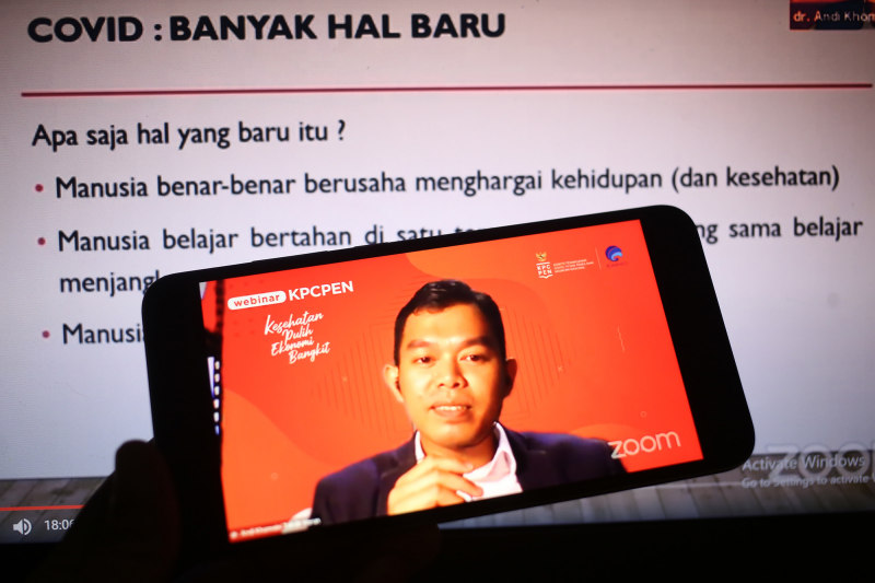 Dr Andi Khomeini Takdir Haruni, Sp PD, dokter penyakit dalam memberikan paparan dalam Webinar KPCPEN bertema Tantangan penyintas beradaptasi dan lindungi diri dengan imunisasi di Jakarta, Rabu (11/11/2020)