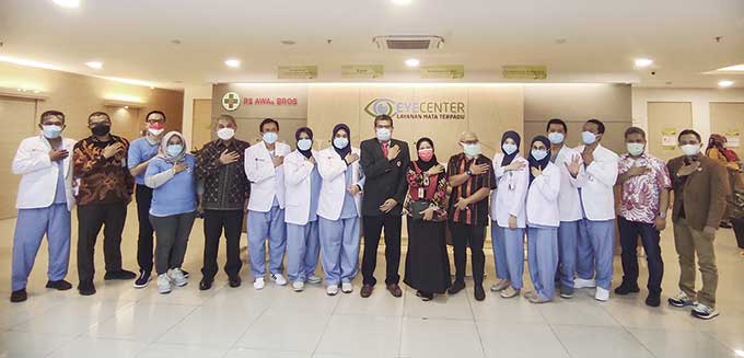 Direksi RS Awal Bros Pekanbaru dan undangan foto bersama.