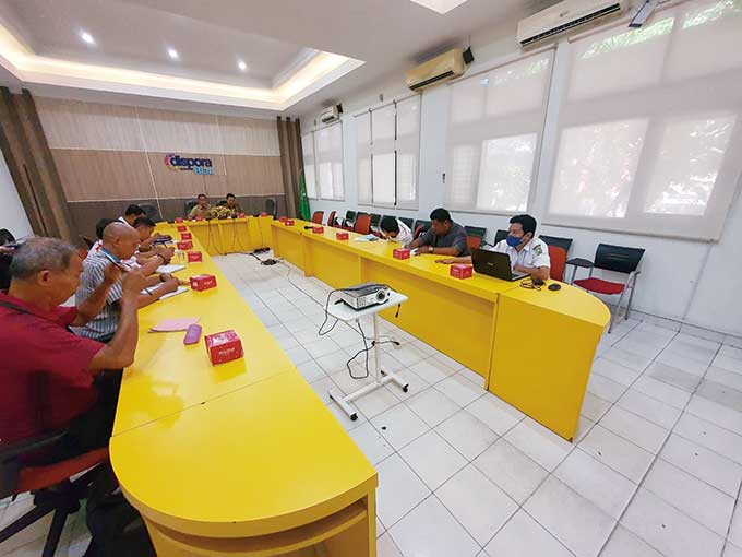 Kepala Bidang Pembudayaan Prestasi Olahraga  Rinov Eka Mondrie (kiri) didampingi Kepala Sub Koordinator Olahraga dan Sentra Olahraga Hans Remon (kanan) memimpin rapat bersama pelatih PPLP yang atlet nya akan direlokasi dari asrama atlet Rumbai, Rabu (29/6