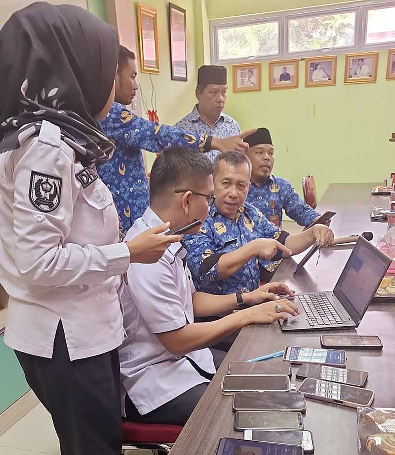 Direktur RSUD Indrasari Rengat, dr Muhammad Sobri bersama pegawai di lingkungan RSUD Indrasari Rengat ikut melakukan aktivasi IKD, Rabu (29/11/2023).