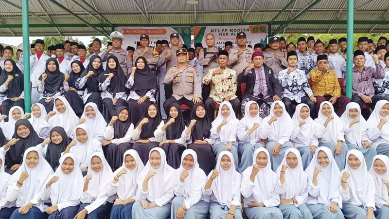 Kapolsek Lirik, Iptu Endang Kusma Jaya SH MH bersama personel foto bersama dengan pimpinan Pondok Pesantren Nur Alif, H Suparman dan ustadz/ustazah serta siswa usai penyerahan kue ulang tahun HGN, Sabtu (25/11/2023).