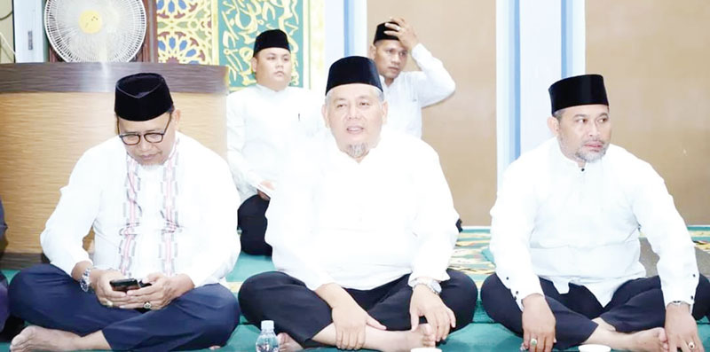 Sekda Inhil H Afrizal (tengah) saat melepas kafilah Inhil yang akan mengikuti MTQ Riau di Inhu.