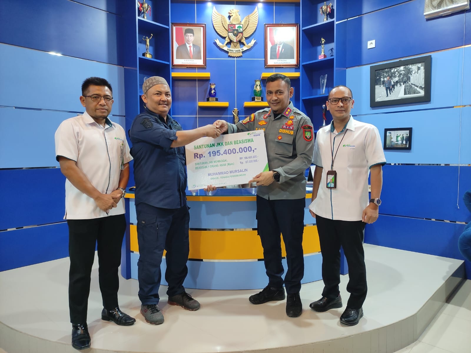 Kepala Cabang BPJS Ketenagakerjaan Dumai Legi Handoko Pasaribu dan tim bersama Kepala Dinas Perhubungan Kota Dumai Said Effendi serta anggota usai menyerahkan santunan, Senin (8/5/2023).
