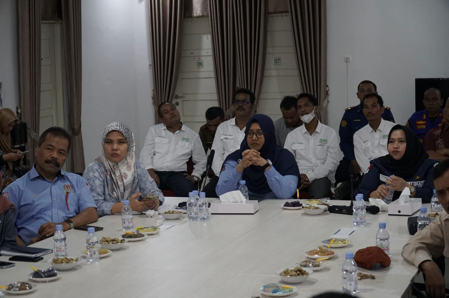 Konsul Malaysia dan Bupati Bengkalis foto bersama terkait komitmen pencegahan karhutla di perkebunan PT Adei di Mandau.