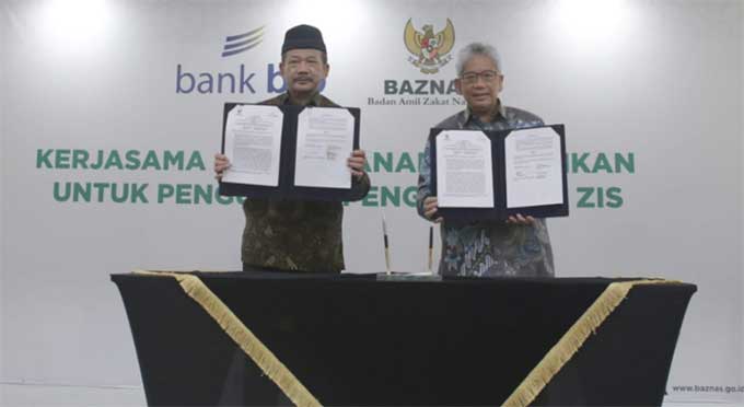 Direktur Utama Bank BJB Yuddy Renaldi dan Ketua Baznas Prof DR KH Noor Achmad MA memperlihatkan nota kesepahaman yang diteken di Kantor Pusat Basnaz RI, pada Kamis, 7 April 2022.