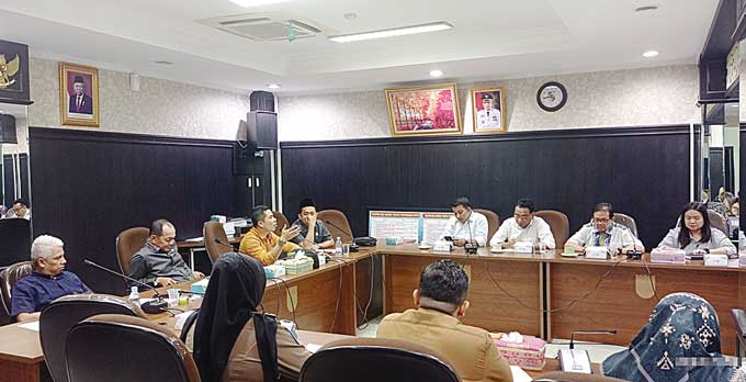 Suasana hearing Komisi I DPRD Pekanbaru bersama Apjatel membahas keluhan masyarakat soal kabel-kabel telekomunisi yang semrawut, Senin (3/7/2023).