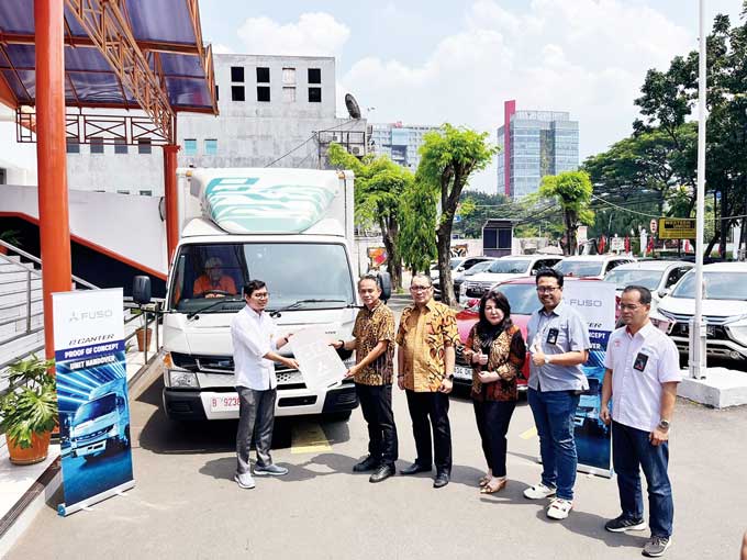 Manajemen PT Krama Yudha Tiga Berlian Motors (KTB), distributor resmi kendaraan niaga Mitsubishi Fuso, menyerahkan berkas unit kendaraan eCanter kepada pihak PT Pos Indonesia untuk ujicoba eCanter, Kamis (12/1/2023).
