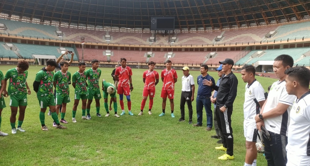 KONI Riau tinjau tim sepakbola Porwil Riau saat menjalani sesi latihan di Stadion Utama Riau, Jalan Naga Sakti, belum lama ini.