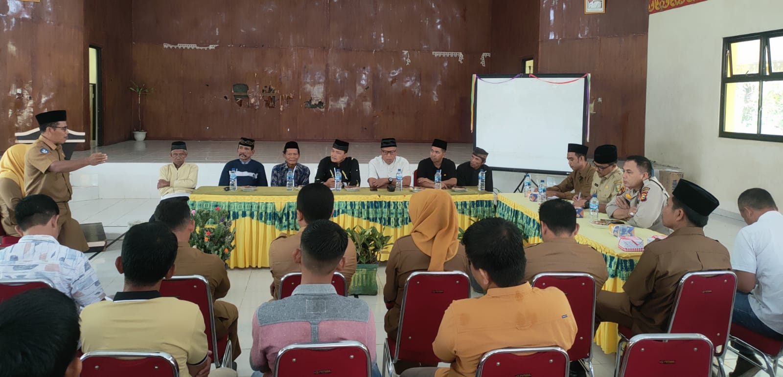 Suasana musyawarah Masyarakat Hulu Kuantan dengan ninik mamak di Gedung Serbaguna Buya Ma&rsquo;rifat Mardjani Hulu Kuantan, Senin (13/3/2023)