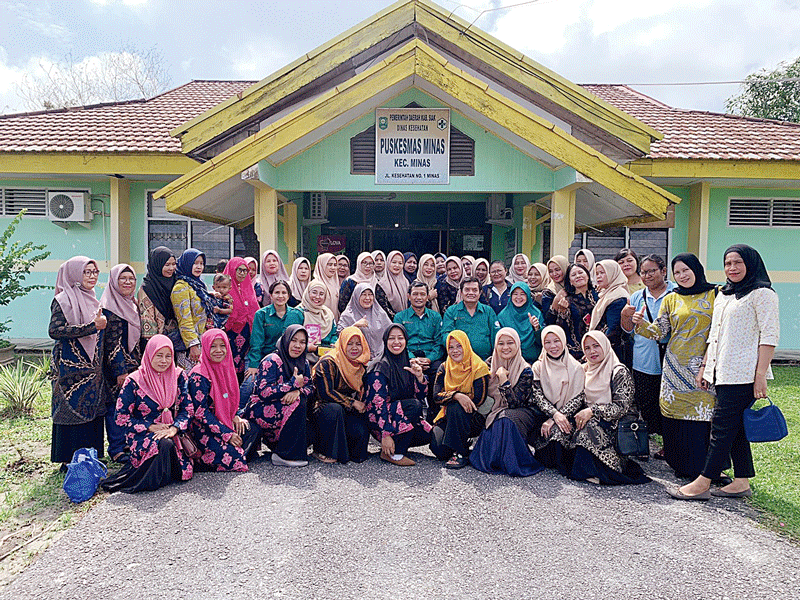 Para tenaga kesehatan dan akademisi Fakultas Kedokteran Unri dan staf oengajar SMG Obstetri dan Ginekologi FK Unri-RSUD Arifin Achmad foto bersama saat melakukan pemeriksaan skrining anemia di Puskesmas Minas, Selasa (15/8/2023).