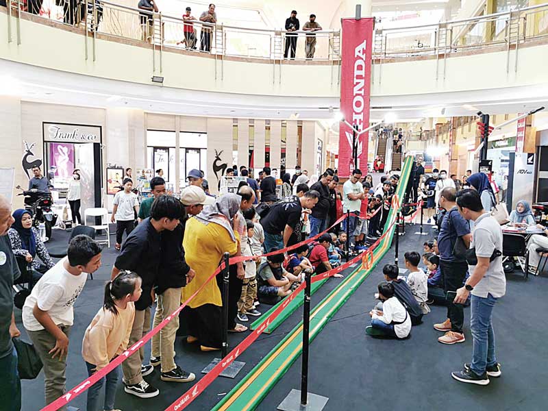 Pengunjung Mal SKA Pekanbaru tampak antusias menyambut berbagai kegiatan yang menjadi rangkaian dalam event Honda Premium Matic Day yang diselenggarakan oleh PT CDN Riau,  akhir pekan lalu.