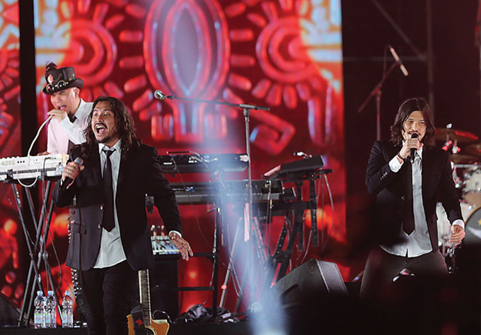Ahmad Dhani, Ello, dan Virzha tampil menggebrak dalam konser Pesta Rakyat 30 Tahun Berkarya Dewa 19. Sekitar 70 ribu penonton memenuhi Jakarta International Stadium, Sabtu (4/2/2023) malam.